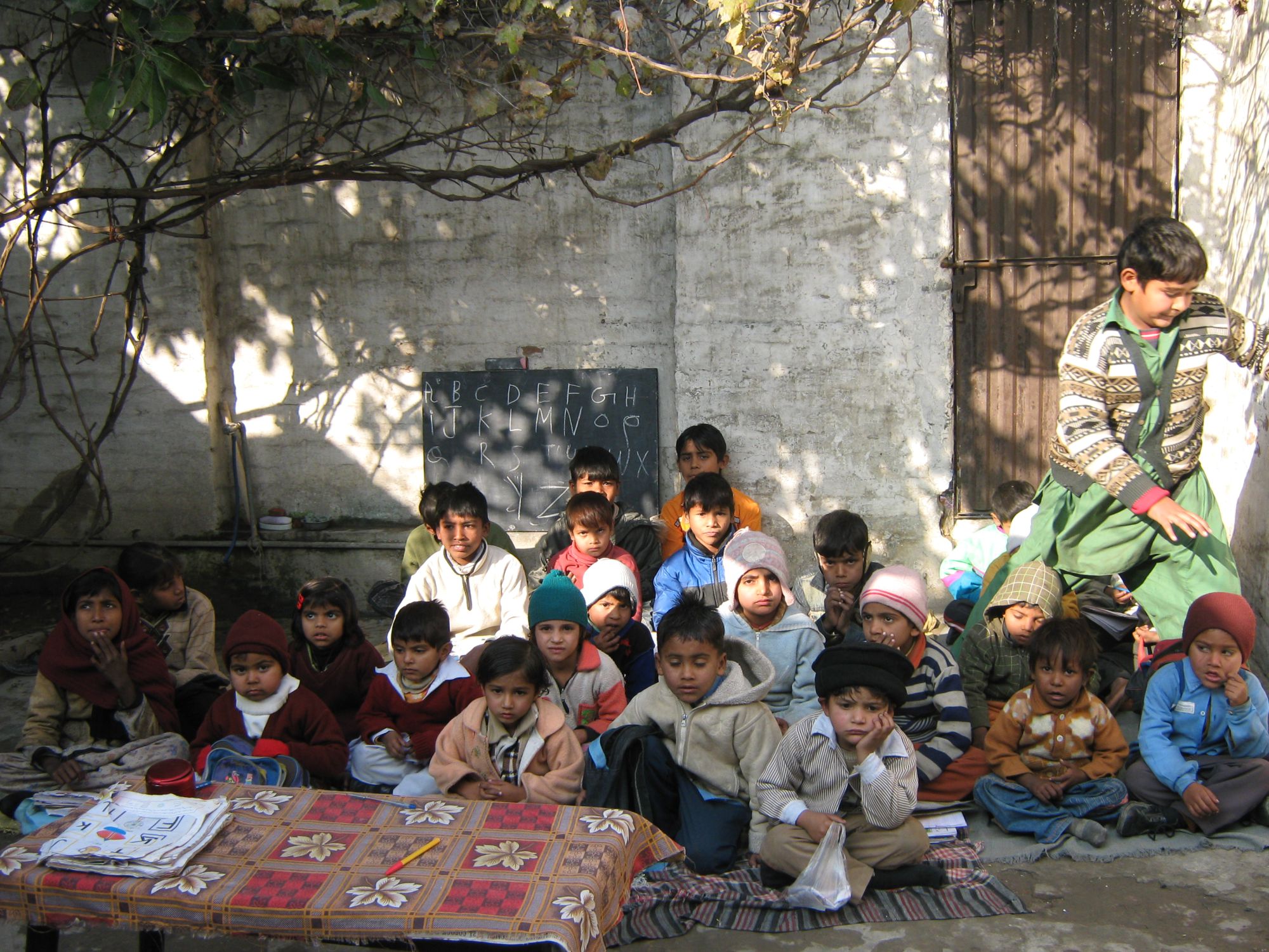 PSTA is bezig met het identificeren en het starten van scholen. Dit is er een in het buitengebied Rahwali